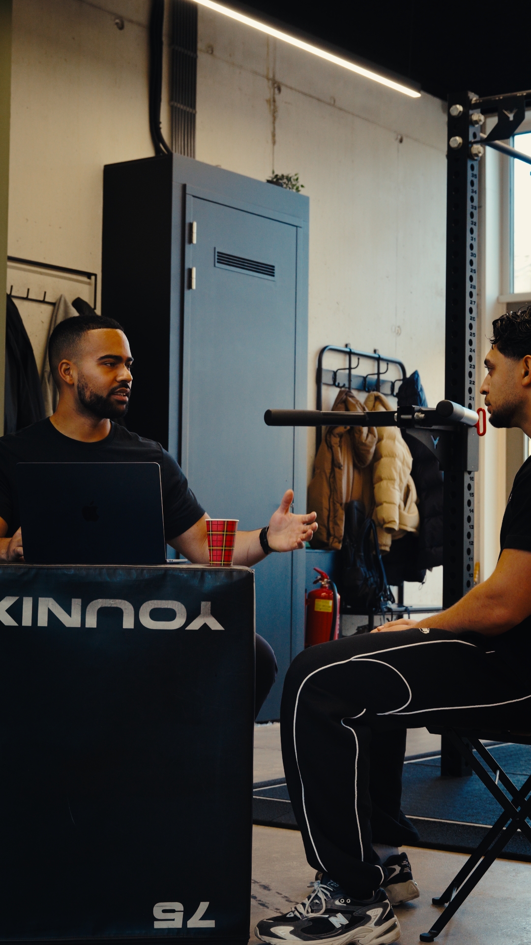 Yuri coaching een klant tijdens een trainingssessie